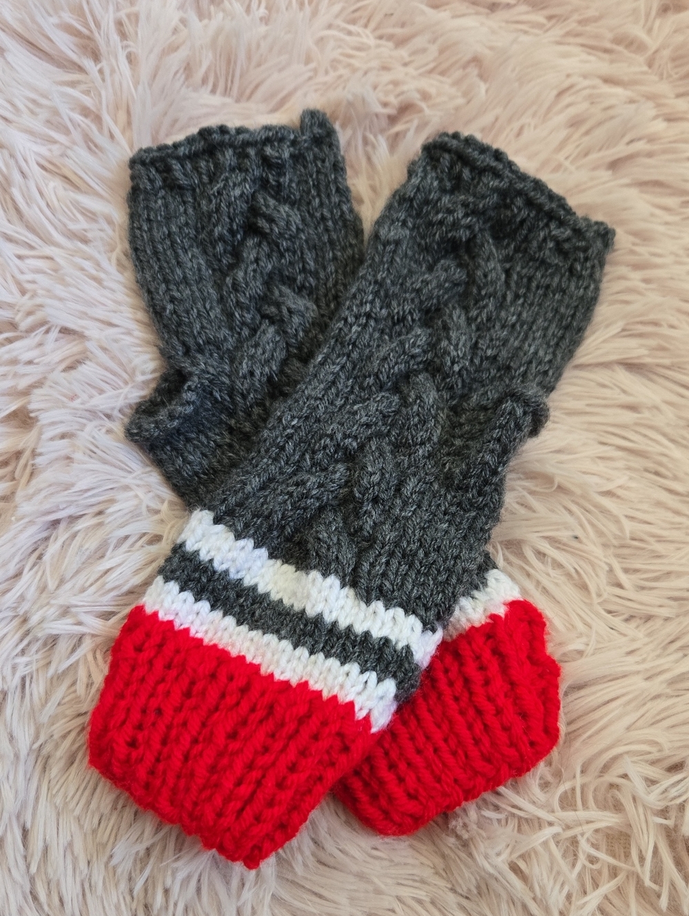 *** New Handknit Canadiana Red White and Gray Cable Fingerless Gloves